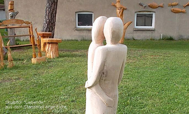 Liebende - Holzfigur in Eiche - Kunstwerk von Segfried Kümmel