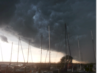 Dunkle Wolken am Himmel über dem Ostseebad - Bild von Siegfried Kümmel